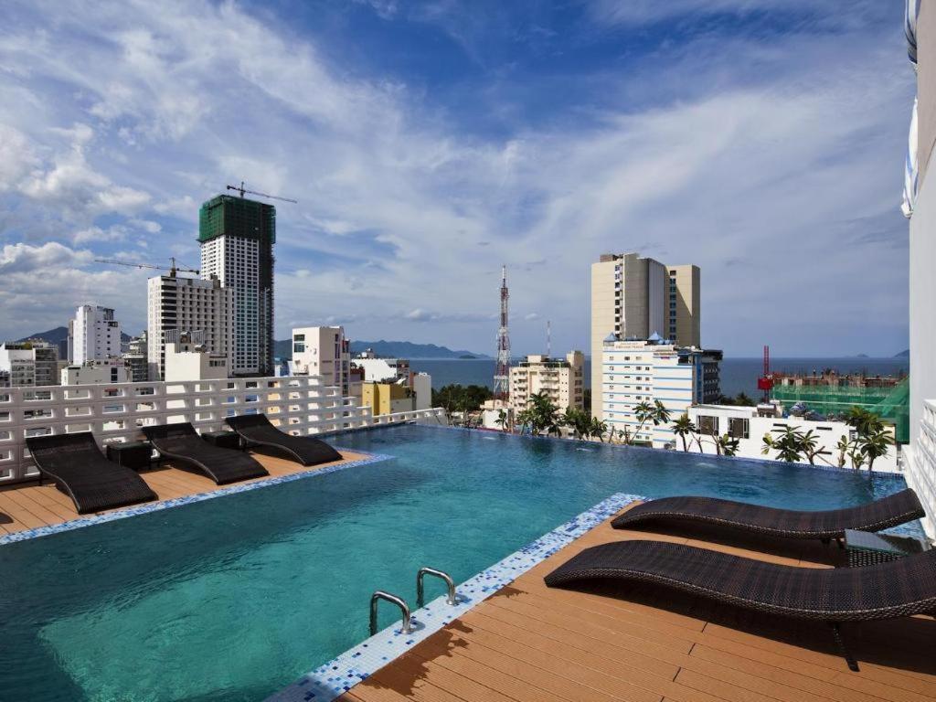 โกลเดน ฮอลิเดย์ โฮเต็ล นาตรัง Hotel ญาจาง ภายนอก รูปภาพ