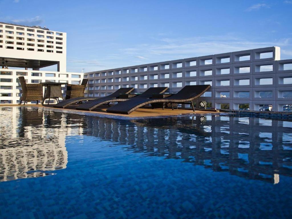 โกลเดน ฮอลิเดย์ โฮเต็ล นาตรัง Hotel ญาจาง ภายนอก รูปภาพ