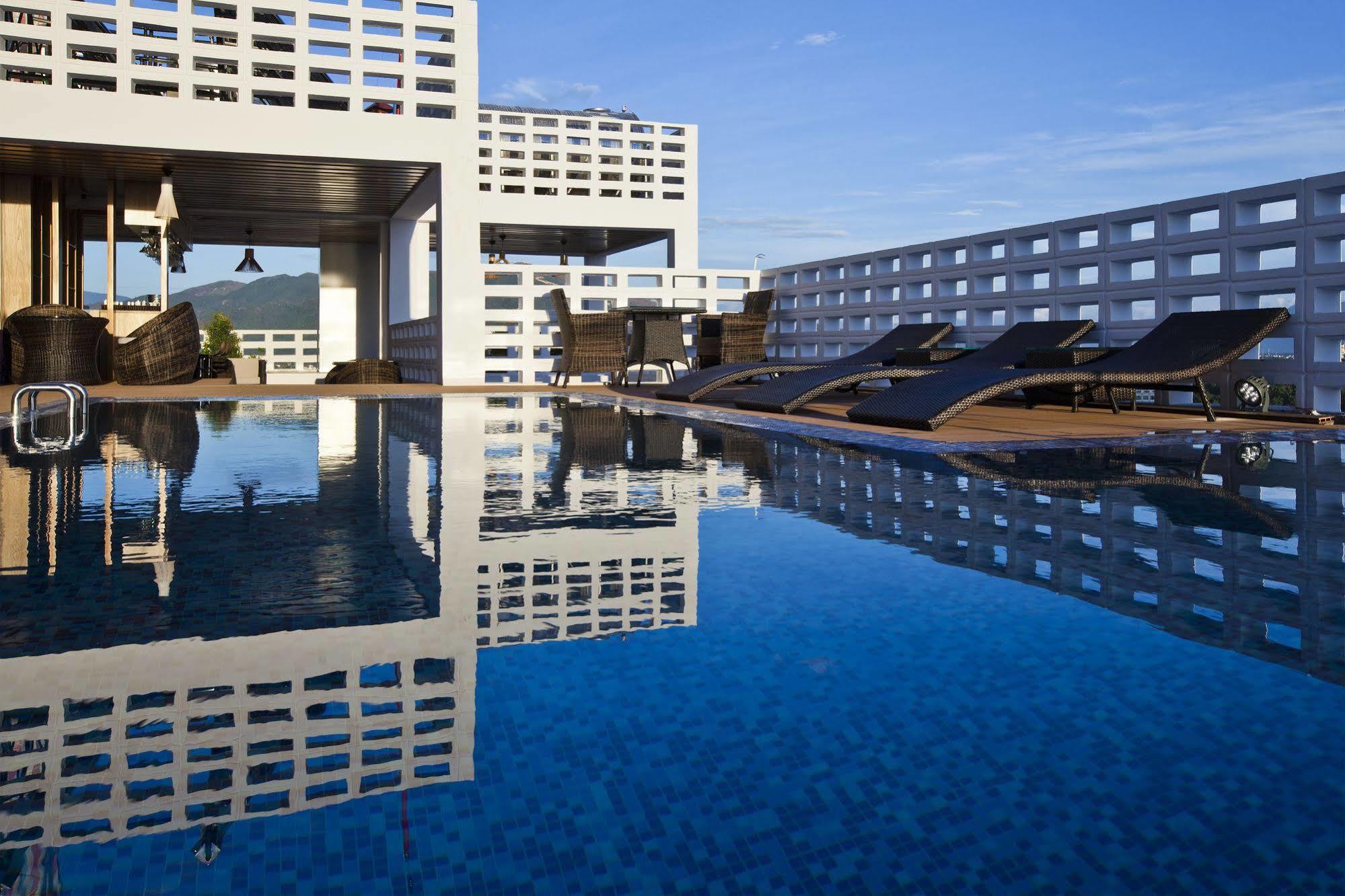 โกลเดน ฮอลิเดย์ โฮเต็ล นาตรัง Hotel ญาจาง ภายนอก รูปภาพ